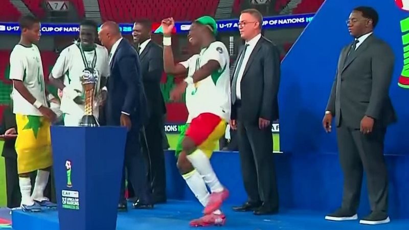 لاعب السنغال يحاول استفزاز فوزي لقجع خلال مراسم التتويج
